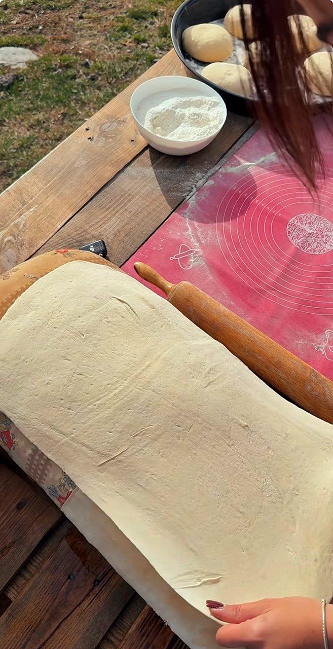 Լավաշի խմորը բացվում է գրտնակով
